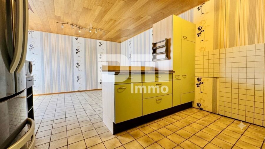 Charmantes Einfamilienhaus/Resthof mit viel Platz, modernisierter Technik und idyllischem Garten - Wohnhaus EG Wohnküche mit Einbauküche